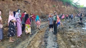 Massa Emak-emak Tutup Paksa Tambang Ilegal di Sungai Batang Jateng