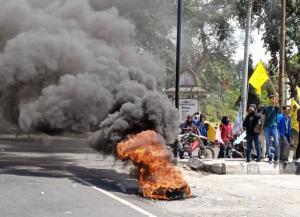 Kakek 72 Tahun Demo Protes Tanah Wakaf dengan Bakar Ban dan Blokade Jalan Pengadilan Agama