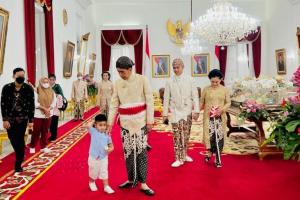 Pernikahan Kaesang-Erina, Begini Momen Jokowi Bujuk Cucu Pakai Beskap