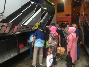 Bus Handoyo Banjir Penumpang di Pool Bekasi Timur, Mulai Kamis Tarif Naik!