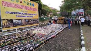 Aparat di Bogor Musnahkan 2.800 Botol Miras Jelang Natal dan Tahun 
