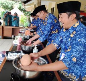 Peringati Hari Ibu, PKK Kecamatan Kepulauan Seribu Selatan Gelar Lomba Memandikan Bayi