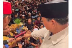 Viral Menhan Prabowo Lucuti dan Bagikan Jam hingga Baju ke Jemaah Cak Nun, Jubir: Bentuk Apresiasi