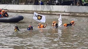 DPD Partai Ummat Kota Bekasi Gelar Tasyakuran, Bersih-Bersih dan Bayar Nazar Nyebur ke Kalimalang