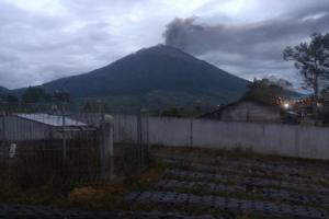 Gunung Kerinci di Perbatasan Jambi-Sumbar Meletus, Tinggi Kolom 900 Meter di Atas Puncak
