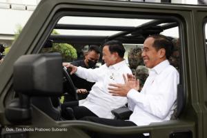 Momen Prabowo Subianto Sopiri Jokowi Naik Rantis Maung