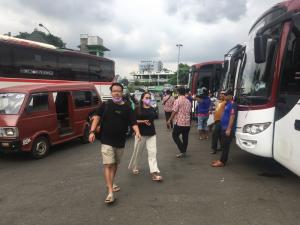Bus Belum Berangkat, Dua Penumpang Ini Isi Perut Tunda Lapar di Terminal Bekasi