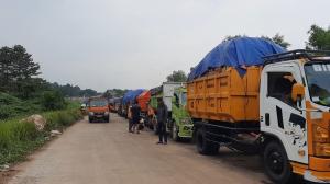 Truk Sampah Antre Berjam-Jam di TPA Burangkeng, Sopir Mengeluh