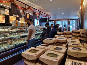 Diskon Besar-besaran Bikin Antrian Berjam-jam, Ini Fakta Menarik Tentang Holland Bakery