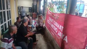 Bhabinkamtibmas Bekasi Jaya Geber Kunjungan ke Masyarakat Dalam Program Jumat Curhat: Agar Terjalin Hubungan yang Baik