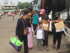 Dua Bocah Itu Antusias Pergi Naik Bus dari Terminal Bekasi