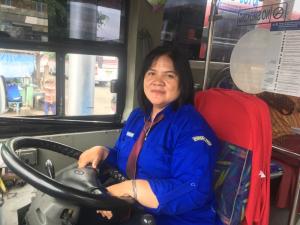 Fitrianti, dari Ibu Rumah Tangga Biasa Jadi Mahir Bawa Bus Transjakarta
