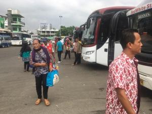 Satu Persatu Penumpang Datang dan Pergi di Terminal Bekasi