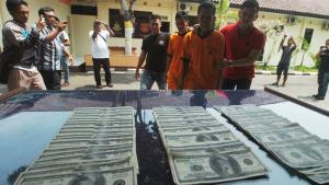 Polisi Sita Ratusan Ribu Lembar Dolar Amerika Palsu di Bekasi