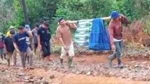 Memprihatinkan, Warga Lebak Sakit Ditandu 5 Km Akibat Jalan Rusak