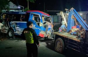 Mobil Elf Angkut Rombongan Peziarah Dihantam Bus di Jombang, 14 Orang Luka