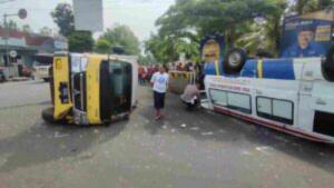 Ambulans Bawa Bayi Dalam Inkubator Terbalik Usai Dihantam Truk di Ciamis