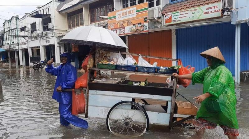 Banjir Rendam Jalan Taman Narogong Indah Pengasinan Bekasi