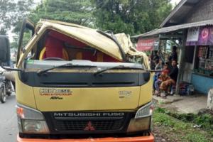 Truk Tronton Hantam 3 Kendaraan dan Warung Nasi di Jalur Tengkorak Cianjur, 1 Orang Tewas