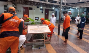 Sambut Ramadhan, Petugas Gabungkan Bersihkan Seluruh Masjid di Kecamatan Taman Sari