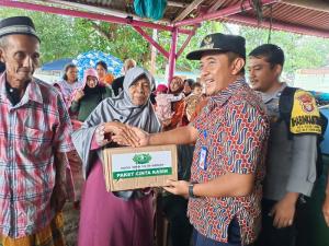 Camat Kepulauan Seribu Selatan Salurkan 300 Paket Sembako