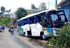 Bus Pariwisata Tabrak 2 Mobil dan 1 Warung di Jalur Wisata Guci, 6 Orang Luka Ringan