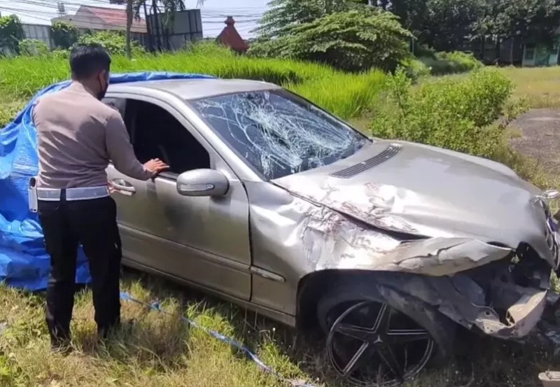 2 Orang Hendak Nyebrang Tewas Usai Ditabrak Mobil Mercy di Cirebon