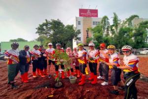 Gowes Sambil Hijaukan Jakarta, Mantan Menteri Saleh Husin dan KSI Tanam Pohon Buah