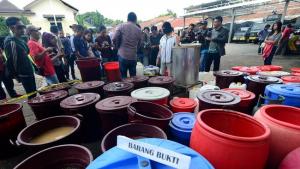 Pabrik Miras Cap Tikus Milik WN China Digerebek, Ada 3.500 Liter Siap Edar