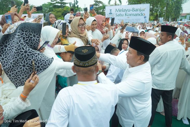 Prabowo Dampingi Jokowi ke Pasar hingga Resmikan Jalan di Kalimantan Selatan