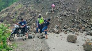Tanah Longsor Tutup Jalan Penghubung Kabupaten Bandung-Cianjur