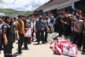 Dampingi Presiden Jokowi Sapa Pedagang Pasar, Menhan Prabowo Dinasihati Mama Papua