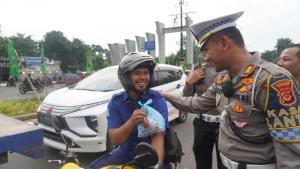 Satlantas Polres Bogor Bagikan 200 Takjil Gratis kepada Pengguna Jalan
