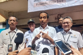Jelang Lebaran, Jokowi Tinjau Harga Pangan di Dua Pasar Jakarta