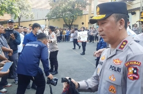 Kapolri Salurkan Bansos Untuk Warga di Enam Kecamatan Jakarta Utara
