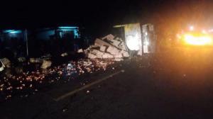 Truk Bawa 5 Ton Telur Terguling di Ponorogo, Muatan Berceceran