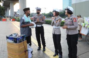 Berkah Ramadhan, Polwan Korlantas Polri Berbagi Takjil ke Para Pekerja Lepas di Cawang