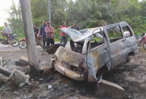 Mobil Terbakar Usai Tabrak Tiang Listrik, Pengemudi Tewas Terpanggang
