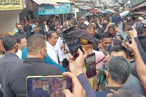 Presiden Jokowi Tinjau Pasar Pal Tugu Cimanggis Depok, Disambut Meriah Warga