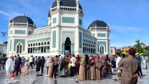 Salat Idul Fitri di Medan, Ribuan Umat Islam Padati Masjid Raya Al Mashun