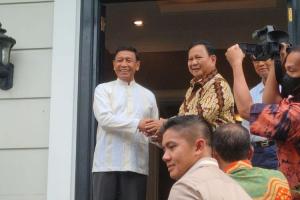 Berbaju Batik, Prabowo Silaturahmi Lebaran ke Rumah Wiranto