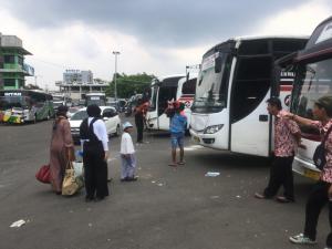 Bus Primajasa Terisi Penuh Pemudik saat Arus Balik Lebaran di Terminal Bekasi