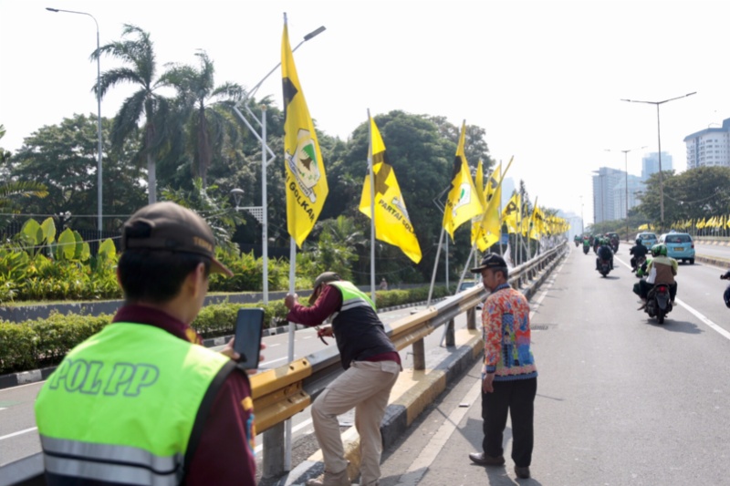 Ratusan Bendera Parpol Ditertibkan Petugas Gabungan