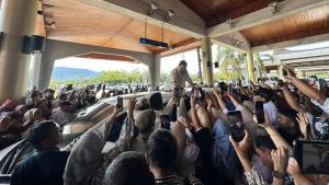 Teriakan Presiden Menggema Sambut Kedatangan Prabowo di Sumbar, Ribuan Warga Datangi Bandara