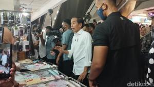 Disambut Riuh Warga, Presiden Jokowi Didampingi Heru Budi Tinjau Pasar Tanah Abang