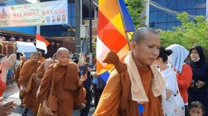 Ritual Thudong, 32 Biksu dari 3 Negara Tiba Jalan Kaki di Wihara Bekasi