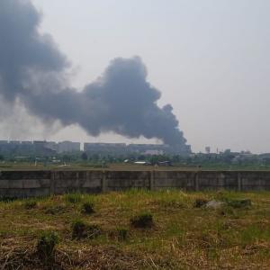 Potret Asap Membubung di Lokasi Pabrik Plastik Terbakar di Kalideres