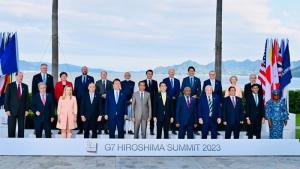 Momen Hangat Presiden Prancis Macron dan PM Jepang Panggil Jokowi di Sesi Foto KTT G7