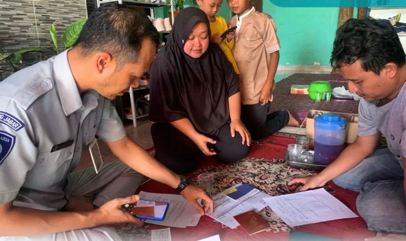 Petugas Jasa Raharja Proaktif Jemput Bola Sampaikam Hak Santunan Korban Kecelakaan Lalu Lintas di Kampung Aren Bekasi