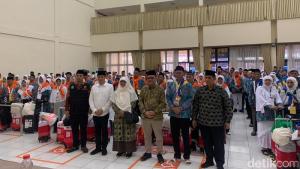 Kang Ace Lepas 440 Calon Jemaah Haji Bekasi: Fokus Jalankan Ibadah